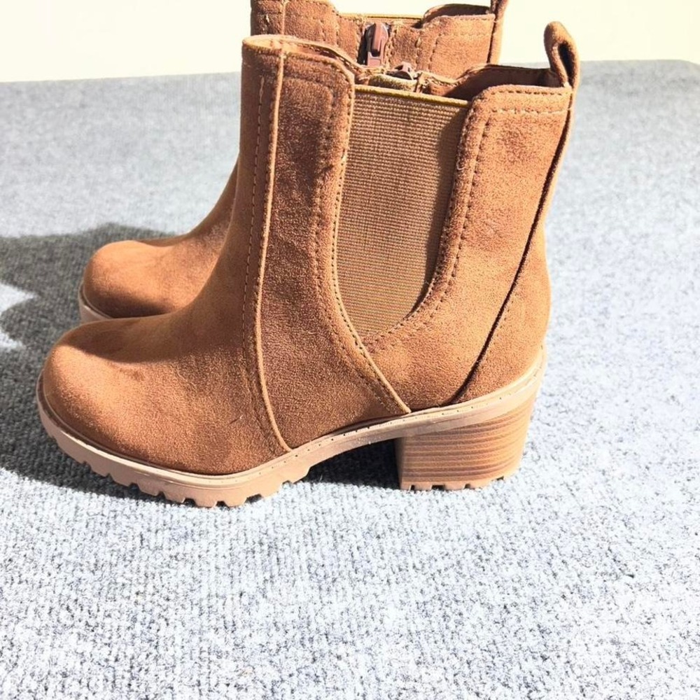 Soda Womens Tan Faux Suede Ankle Boots Block Heel Size 8.5 Brown Zipper Lug Sole